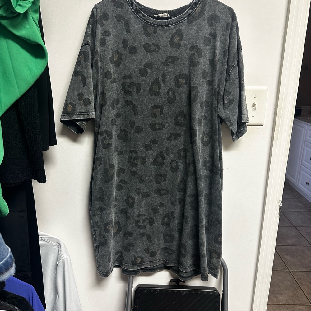 Easel Gray Short Sleeve Tee with Subtle Leopard Print